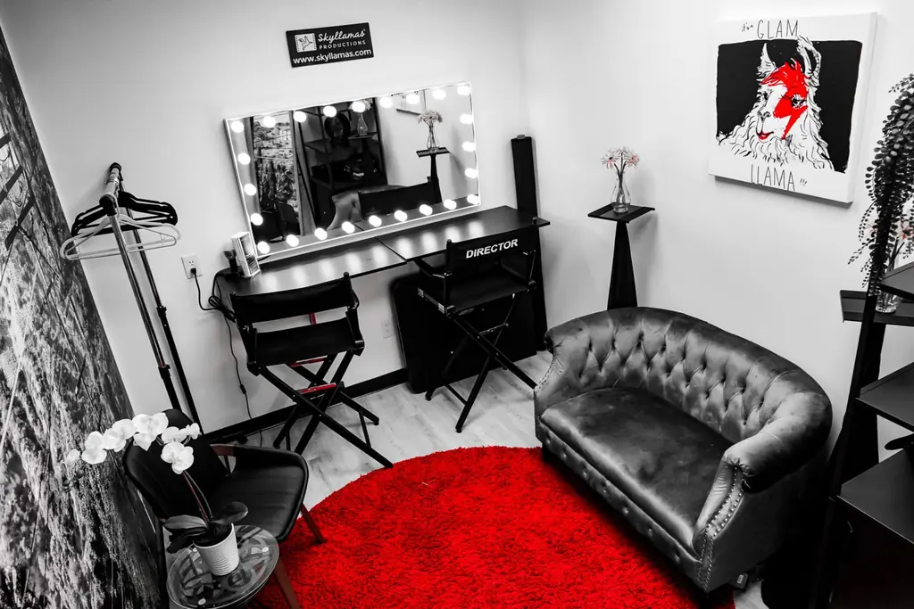 The Hollywood Room with lit makeup mirrors
